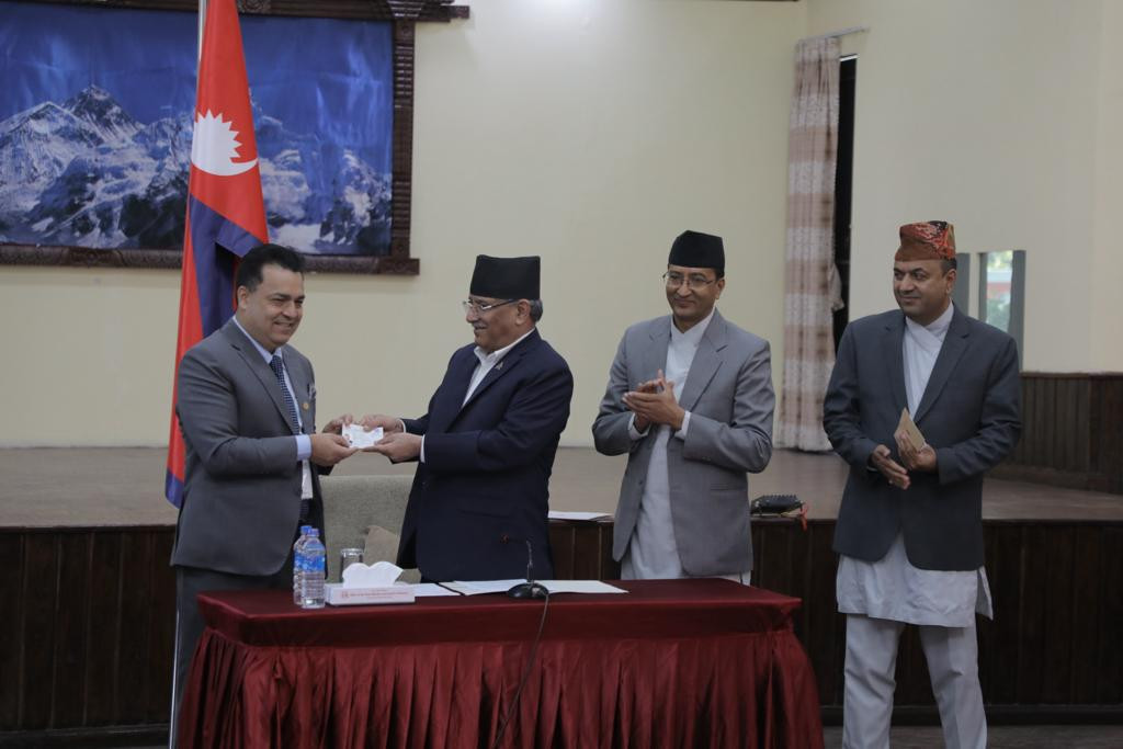 केसी र आचार्यले पाए गैरआवासीय पहिलाे नागरिकता